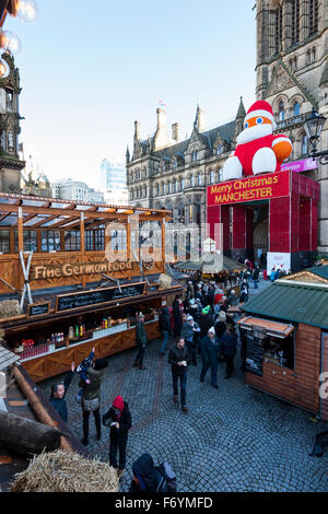 Manchester, Großbritannien. Die beliebten Weihnachtsmärkte in Manchester City präsentieren Produkte unserer europäischen Nachbarn und ziehen Menschenmengen aus Großbritannien und Europa an. Kredit: David Broadbent/Alamy Live Nachrichten Stockfoto