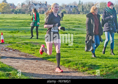 Wimbledon, London, UK. 22. November 2015. Hunderte von Läufern nahmen in der zweiten Auflage des Halbmarathons Wimbledon mit dem Kurs inszeniert um Wimbledon Common Credit: Amer Ghazzal/Alamy Live-Nachrichten Stockfoto