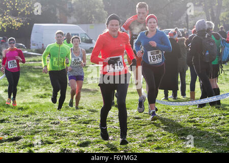 Wimbledon, London, UK. 22. November 2015. Hunderte von Läufern nahmen in der zweiten Auflage des Halbmarathons Wimbledon mit dem Kurs inszeniert um Wimbledon Common Credit: Amer Ghazzal/Alamy Live-Nachrichten Stockfoto