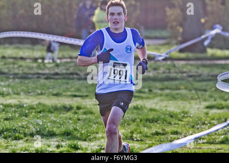 Wimbledon, London, UK. 22. November 2015. Hunderte von Läufern nahmen in der zweiten Auflage des Halbmarathons Wimbledon mit dem Kurs inszeniert um Wimbledon Common Credit: Amer Ghazzal/Alamy Live-Nachrichten Stockfoto