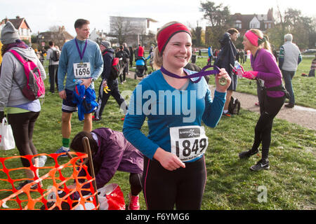 Wimbledon, London, UK. 22. November 2015. Hunderte von Läufern nahmen in der zweiten Auflage des Halbmarathons Wimbledon mit dem Kurs inszeniert um Wimbledon Common Credit: Amer Ghazzal/Alamy Live-Nachrichten Stockfoto