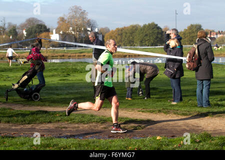 Wimbledon, London, UK. 22. November 2015. Hunderte von Läufern nahmen in der zweiten Auflage des Halbmarathons Wimbledon mit dem Kurs inszeniert um Wimbledon Common Credit: Amer Ghazzal/Alamy Live-Nachrichten Stockfoto