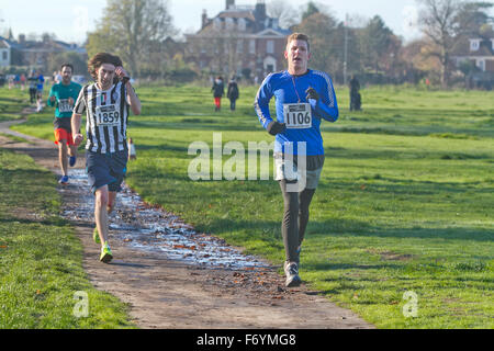 Wimbledon, London, UK. 22. November 2015. Hunderte von Läufern nahmen in der zweiten Auflage des Halbmarathons Wimbledon mit dem Kurs inszeniert um Wimbledon Common Credit: Amer Ghazzal/Alamy Live-Nachrichten Stockfoto