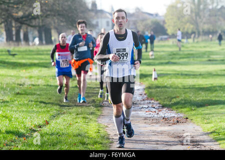 Wimbledon, London, UK. 22. November 2015. Hunderte von Läufern nahmen in der zweiten Auflage des Halbmarathons Wimbledon mit dem Kurs inszeniert um Wimbledon Common Credit: Amer Ghazzal/Alamy Live-Nachrichten Stockfoto