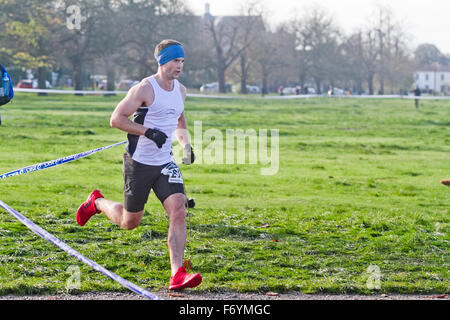 Wimbledon, London, UK. 22. November 2015. Hunderte von Läufern nahmen in der zweiten Auflage des Halbmarathons Wimbledon mit dem Kurs inszeniert um Wimbledon Common Credit: Amer Ghazzal/Alamy Live-Nachrichten Stockfoto