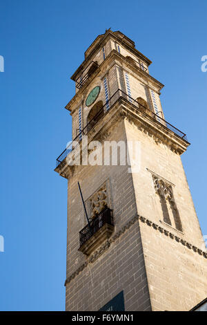 Kathedrale Kirchenglocke Turm Belfried in Jerez De La Frontera, Provinz Cadiz, Spanien gegen blauen Himmel Stockfoto