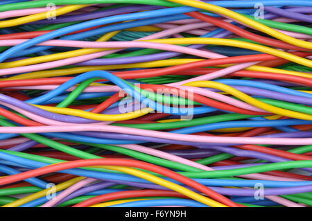 Farbigen Drähte und Kabel in der Elektro- und Telekommunikationsnetze Stockfoto