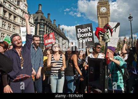 "Flüchtlinge willkommen hier" Demonstration. Plakate gehören "Don't Bombe Syrien". Big Ben im Hintergrund Stockfoto