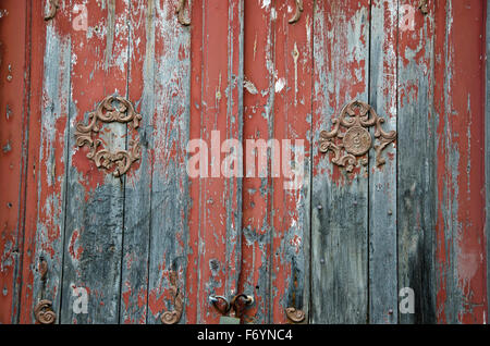 Antike Holztüren mit Ornamenten und abblätternde Farbe gesperrt Stockfoto