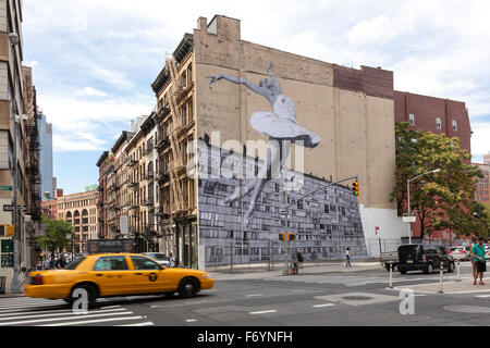 Wandbild der Ballerina Lauren Lovette, von Französisch Street Artist JR, an der Seite des Gebäudes bei 100 Franklin St, Tribeca, NYC Stockfoto