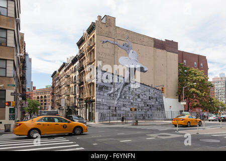 Wandbild der Ballerina Lauren Lovette, von Französisch Street Artist JR, an der Seite des Gebäudes bei 100 Franklin St, Tribeca, NYC Stockfoto