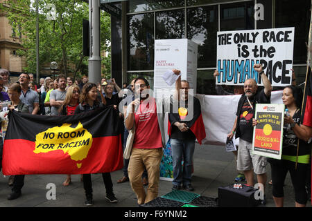 Sydney, Australien. 22. November 2015. Im Bild: KostenzählerProtestierendern, die sagen, dass sie gegen "Rassismus" und "Islamophobie" sind. Ein paar hundert Leute sammelten sich im Amphitheater in Martin Place, Sydney im Rahmen eines Tages der Rallyes in der ganzen Nation zur Unterstützung der Australien Lebensweise und gegen die Islamisierung von Australien und die Bedrohung durch den Terrorismus, insbesondere nach der Belagerung von Sydney. Bildnachweis: Richard Milnes/Alamy Live-Nachrichten Stockfoto