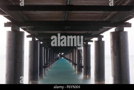 Rostige metallischen Pier über dem Meeresspiegel in horizontalen Komposition erstellen eine Diagonale Richtlinie Tunnels. Stockfoto