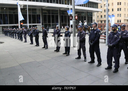 Sydney, Australien. 22. November 2015. Im Bild: Eine Linie der Polizei neben der Theke Protest von den Demonstranten blockieren. Ein paar hundert Leute sammelten sich im Amphitheater in Martin Place, Sydney im Rahmen eines Tages der Rallyes in der ganzen Nation zur Unterstützung der Australien Lebensweise und gegen die Islamisierung von Australien und die Bedrohung durch den Terrorismus, insbesondere nach der Belagerung von Sydney. Bildnachweis: Richard Milnes/Alamy Live-Nachrichten Stockfoto