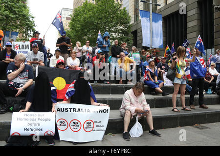 Sydney, Australien. 22. November 2015. Ein paar hundert Leute sammelten sich im Amphitheater in Martin Place, Sydney im Rahmen eines Tages der Rallyes in der ganzen Nation zur Unterstützung der Australien Lebensweise und gegen die Islamisierung von Australien und die Bedrohung durch den Terrorismus, insbesondere nach der Belagerung von Sydney. Bildnachweis: Richard Milnes/Alamy Live-Nachrichten Stockfoto