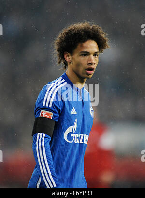 21.11.2015, Veltins-Arena Gelsenkirchen, Deutschland, 1. Fußball Bundesliga, Spieltag 13., FC Schalke 04 (S04) Vs FC Bayern München (Muenchen, Munchen, FCB)---Leroy Sane (S04) Stockfoto