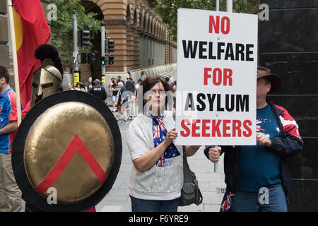 Sydney, Australien. 22. November 2015. Ein paar hundert Leute sammelten sich im Amphitheater in Martin Place, Sydney im Rahmen eines Tages der Rallyes in der ganzen Nation zur Unterstützung der Australien Lebensweise und gegen die Islamisierung von Australien und die Bedrohung durch den Terrorismus, insbesondere nach der Belagerung von Sydney. Bildnachweis: Richard Milnes/Alamy Live-Nachrichten Stockfoto