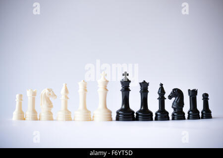 Schach ist ein Brettspiel Strategie und Intelligenz stammt ursprünglich aus Indien, die zwischen zwei Personen auf einem Schachbrett gespielt wird Stockfoto