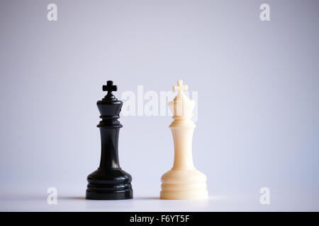 Schach ist ein Brettspiel Strategie und Intelligenz stammt ursprünglich aus Indien, die zwischen zwei Personen auf einem Schachbrett gespielt wird Stockfoto