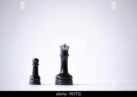 Schach ist ein Brettspiel Strategie und Intelligenz stammt ursprünglich aus Indien, die zwischen zwei Personen auf einem Schachbrett gespielt wird Stockfoto