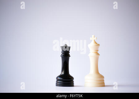 Schach ist ein Brettspiel Strategie und Intelligenz stammt ursprünglich aus Indien, die zwischen zwei Personen auf einem Schachbrett gespielt wird Stockfoto