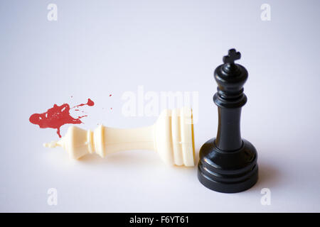 Schach ist ein Brettspiel Strategie und Intelligenz stammt ursprünglich aus Indien, die zwischen zwei Personen auf einem Schachbrett gespielt wird Stockfoto