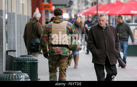 Brüssel, Belgien. 22. November 2015. Eine belgische Soldat patrouilliert im Zentrum von Brüssel, Hauptstadt von Belgien, am 22. November 2015.  Der Terror Bedrohungs-Level in der Region Brüssel stieg auf "maximal" als Behörden erhaltenen Informationen über das Risiko eines Angriffs "ähnlich nach Paris." Die Terrordrohung momentan in Belgien ist "breiter als Salah Abdeslam allein", das Land das innere Minister Jan Jambon in einem Fernsehinterview späten Samstagabend sagte. (Xinhua/Zhou Lei) Bildnachweis: Xinhua/Alamy Live-Nachrichten Stockfoto