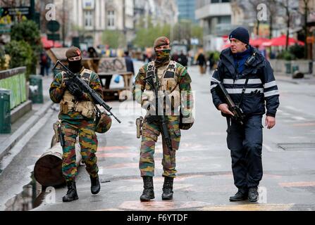 Brüssel, Belgien. 22. November 2015. Belgische Soldaten und Polizisten patrouillieren im Zentrum von Brüssel, Hauptstadt von Belgien, am 22. November 2015. Der Terror Bedrohungs-Level in der Region Brüssel stieg auf "maximal" als Behörden erhaltenen Informationen über das Risiko eines Angriffs "ähnlich nach Paris." Die Terrordrohung momentan in Belgien ist "breiter als Salah Abdeslam allein", das Land das innere Minister Jan Jambon in einem Fernsehinterview späten Samstagabend sagte. (Xinhua/Zhou Lei) Bildnachweis: Xinhua/Alamy Live-Nachrichten Stockfoto