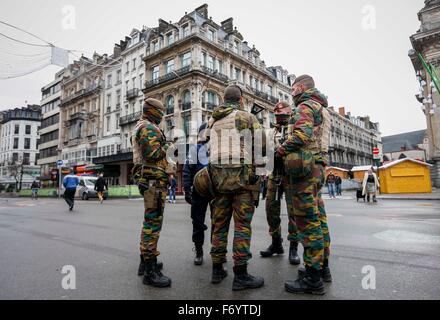 Brüssel, Belgien. 22. November 2015. Belgische Soldaten patrouillieren im Zentrum von Brüssel, Hauptstadt von Belgien, am 22. November 2015. Der Terror Bedrohungs-Level in der Region Brüssel stieg auf "maximal" als Behörden erhaltenen Informationen über das Risiko eines Angriffs "ähnlich nach Paris." Die Terrordrohung momentan in Belgien ist "breiter als Salah Abdeslam allein", das Land das innere Minister Jan Jambon in einem Fernsehinterview späten Samstagabend sagte. (Xinhua/Zhou Lei) Bildnachweis: Xinhua/Alamy Live-Nachrichten Stockfoto