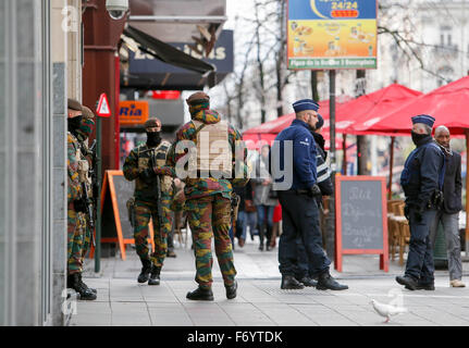 Brüssel, Belgien. 22. November 2015. Belgische Soldaten patrouillieren im Zentrum von Brüssel, Hauptstadt von Belgien, am 22. November 2015. Der Terror Bedrohungs-Level in der Region Brüssel stieg auf "maximal" als Behörden erhaltenen Informationen über das Risiko eines Angriffs "ähnlich nach Paris." Die Terrordrohung momentan in Belgien ist "breiter als Salah Abdeslam allein", das Land das innere Minister Jan Jambon in einem Fernsehinterview späten Samstagabend sagte. (Xinhua/Zhou Lei) Bildnachweis: Xinhua/Alamy Live-Nachrichten Stockfoto