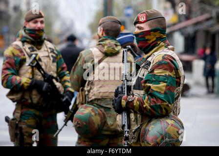 Brüssel, Belgien. 22. November 2015. Belgische Soldaten patrouillieren im Zentrum von Brüssel, Hauptstadt von Belgien, am 22. November 2015. Der Terror Bedrohungs-Level in der Region Brüssel stieg auf "maximal" als Behörden erhaltenen Informationen über das Risiko eines Angriffs "ähnlich nach Paris." Die Terrordrohung momentan in Belgien ist "breiter als Salah Abdeslam allein", das Land das innere Minister Jan Jambon in einem Fernsehinterview späten Samstagabend sagte. (Xinhua/Zhou Lei) Bildnachweis: Xinhua/Alamy Live-Nachrichten Stockfoto