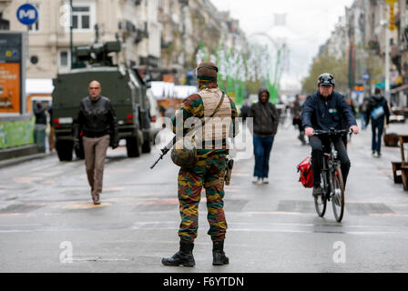 Brüssel, Belgien. 22. November 2015. Eine belgische Soldat patrouilliert im Zentrum von Brüssel, Hauptstadt von Belgien, am 22. November 2015.  Der Terror Bedrohungs-Level in der Region Brüssel stieg auf "maximal" als Behörden erhaltenen Informationen über das Risiko eines Angriffs "ähnlich nach Paris." Die Terrordrohung momentan in Belgien ist "breiter als Salah Abdeslam allein", das Land das innere Minister Jan Jambon in einem Fernsehinterview späten Samstagabend sagte. (Xinhua/Zhou Lei) Bildnachweis: Xinhua/Alamy Live-Nachrichten Stockfoto