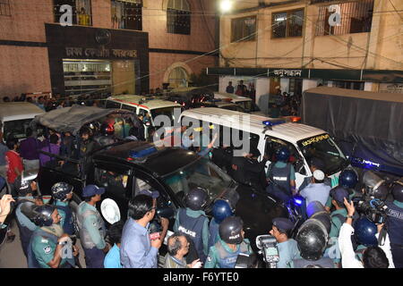 Dhaka, Bangladesch. 22. November 2015. Krankenwagen, die angeblich tragen die Leichen von Bangladesh Nationalist Party Leader Salahuddin Quader Chowdhury und Jamaat-e-Islami Secretary General Ali Ahsan Mohammad Mujahid, nachdem sie wegen Kriegsverbrechen hingerichtet wurden verpflichtet, während des Unabhängigkeitskrieges 1971 von Bangladesch. Bildnachweis: Mamunur Rashid/Alamy Live-Nachrichten Stockfoto