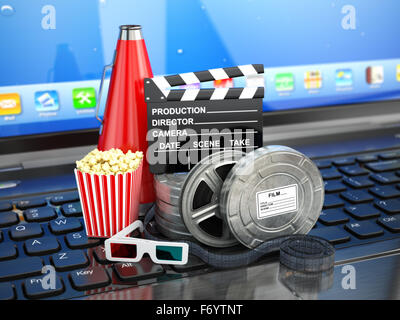 Video oder Film online-Internet-Konzept. Filmrollen, Klappe und Popcorn auf Laptop-Tastatur. 3D Stockfoto