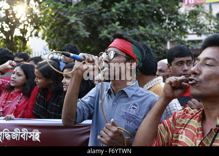 Dhaka, Bangladesch. 22. November 2015. Bangladeshi Aktivist schreit Motto, wie sie an einer Kundgebung während der Ausführung von zwei Kriegsverbrecher Ali Ahsan Mohammad Mojaheed und Salauddin Quader Chowdhury, Dhaka, Bangladesh Feiern teilnehmen. Bildnachweis: ZUMA Press, Inc./Alamy Live-Nachrichten Stockfoto