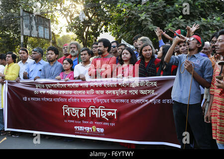 Dhaka, Bangladesch. 22. November 2015. Bangladeshi Aktivist schreit Motto, wie sie an einer Kundgebung während der Ausführung von zwei Kriegsverbrecher Ali Ahsan Mohammad Mojaheed und Salauddin Quader Chowdhury, Dhaka, Bangladesh Feiern teilnehmen. Bildnachweis: ZUMA Press, Inc./Alamy Live-Nachrichten Stockfoto