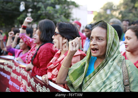 Dhaka, Bangladesch. 22. November 2015. Bangladeshi Aktivist schreit Motto, wie sie an einer Kundgebung während der Ausführung von zwei Kriegsverbrecher Ali Ahsan Mohammad Mojaheed und Salauddin Quader Chowdhury, Dhaka, Bangladesh Feiern teilnehmen. Bildnachweis: ZUMA Press, Inc./Alamy Live-Nachrichten Stockfoto