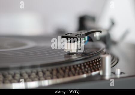 Nahaufnahme einer Retro-Drehscheibe während des Spielens einer Vinyl-Schallplatte Stockfoto