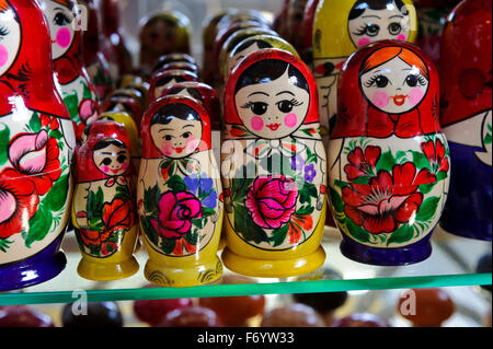 Russische Puppen zum Verkauf in zentralen Markthalle, Budapest, Ungarn. Stockfoto