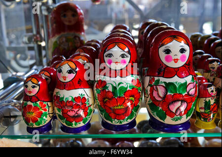 Russische Puppen zum Verkauf in zentralen Markthalle, Budapest, Ungarn. Stockfoto