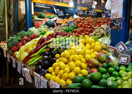 Obst und Gemüse auf dem Display in der zentralen Markthalle, Budapest, Ungarn. Stockfoto