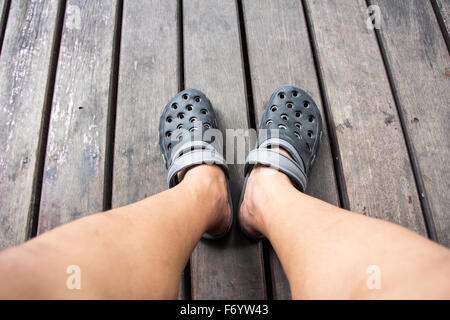 Schuhe aus der Vogelperspektive auf hölzernen Hintergrund Stockfoto