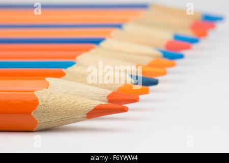 Abstrakte Komposition ein Set aus Holz Farbstifte vor einem weißen Hintergrund Stockfoto