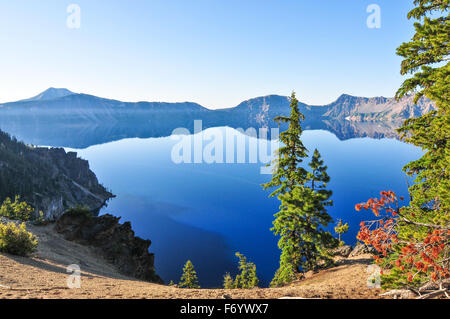 Morgen Blick auf den wunderschönen Crater Lake in Oregon. Es gibt kein See in der Welt so blau wie Kratersee. Tiefste See der USA Stockfoto