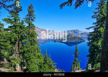 Morgen Blick auf den wunderschönen Crater Lake in Oregon. Es gibt kein See in der Welt so blau wie Kratersee. Tiefste See der USA Stockfoto