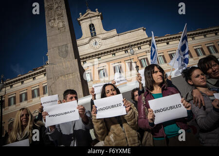 Rom, Italien. 22. November 2015. Eine Demonstration von "#MovCittadini" in Piazza Montecitorio, die darauf abzielt, Sensibilisierung und Gesicht mit der Mutation der europäischen Szene nach den Ereignissen in Paris organisiert. Bildnachweis: Andrea Ronchini/Pacific Press/Alamy Live-Nachrichten Stockfoto