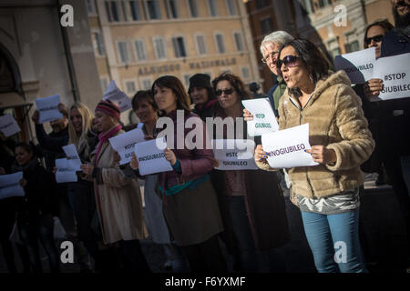 Rom, Italien. 22. November 2015. Eine Demonstration von "#MovCittadini" in Piazza Montecitorio, die darauf abzielt, Sensibilisierung und Gesicht mit der Mutation der europäischen Szene nach den Ereignissen in Paris organisiert. Bildnachweis: Andrea Ronchini/Pacific Press/Alamy Live-Nachrichten Stockfoto