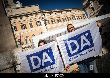 Rom, Italien. 22. November 2015. Eine Demonstration von "#MovCittadini" in Piazza Montecitorio, die darauf abzielt, Sensibilisierung und Gesicht mit der Mutation der europäischen Szene nach den Ereignissen in Paris organisiert. Bildnachweis: Andrea Ronchini/Pacific Press/Alamy Live-Nachrichten Stockfoto