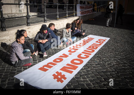 Rom, Italien. 22. November 2015. Eine Demonstration von "#MovCittadini" in Piazza Montecitorio, die darauf abzielt, Sensibilisierung und Gesicht mit der Mutation der europäischen Szene nach den Ereignissen in Paris organisiert. Bildnachweis: Andrea Ronchini/Pacific Press/Alamy Live-Nachrichten Stockfoto