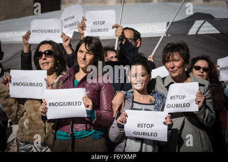 Rom, Italien. 22. November 2015. Eine Demonstration von "#MovCittadini" in Piazza Montecitorio, die darauf abzielt, Sensibilisierung und Gesicht mit der Mutation der europäischen Szene nach den Ereignissen in Paris organisiert. Bildnachweis: Andrea Ronchini/Pacific Press/Alamy Live-Nachrichten Stockfoto